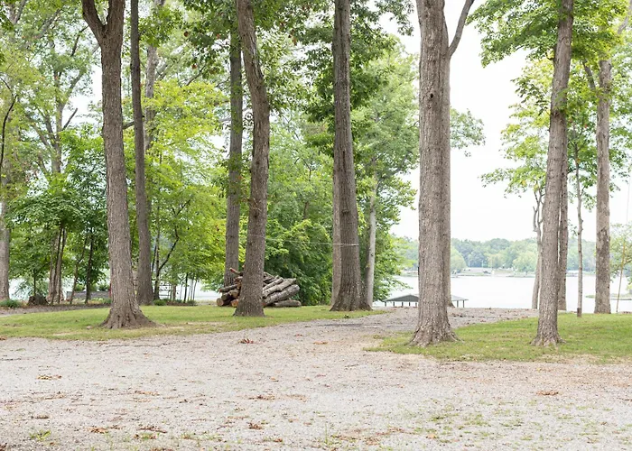Campfire Cove Lakefront + 3 Camp Sites Ferienhaus